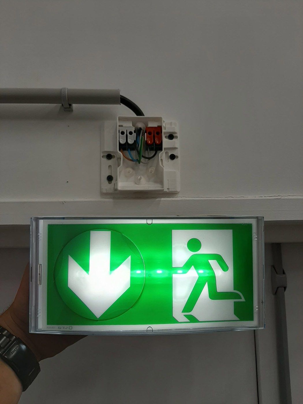 Bloc autonome d'éclairage de sécurité en cours de vérification
