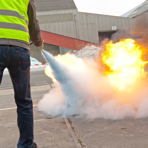 Exercice pratique de manipulation d'extincteur sur générateur de flamme